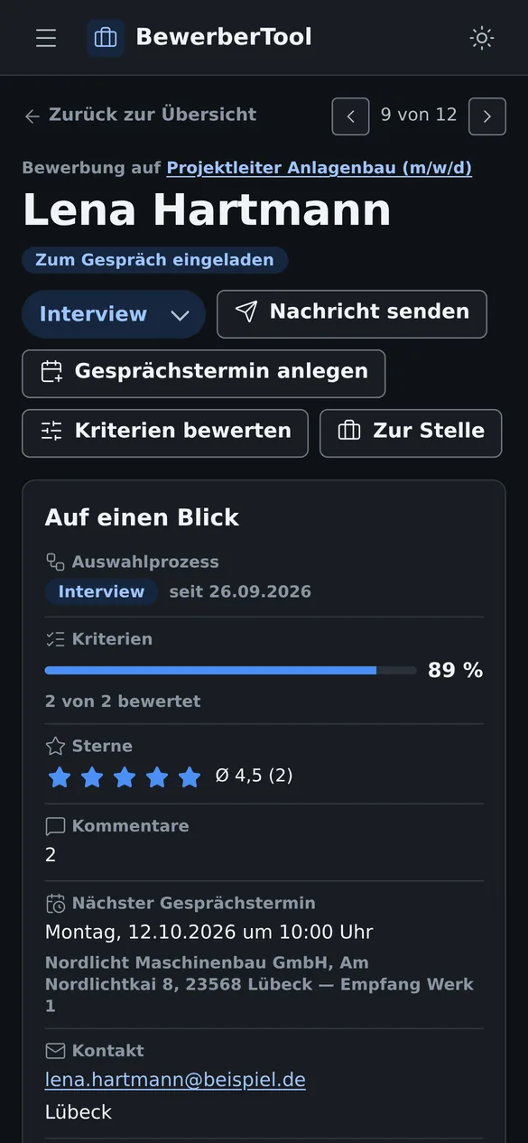 Bewerbung am Handy im dunklen Farbschema mit der Übersicht „Auf einen Blick“.
