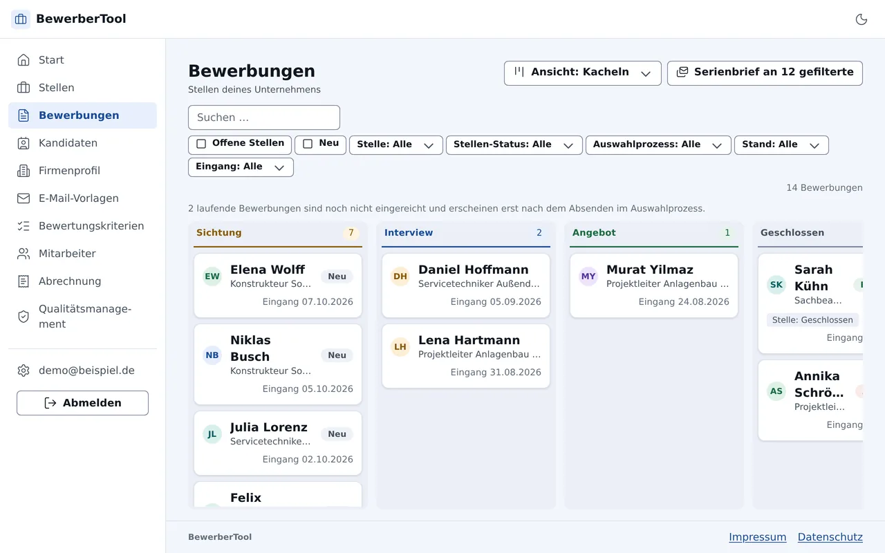 Kachel-Board der Bewerbungen im BewerberTool: Spalten Sichtung, Interview, Angebot und Geschlossen mit Kandidatenkarten, darüber Suche und Filterzeile.