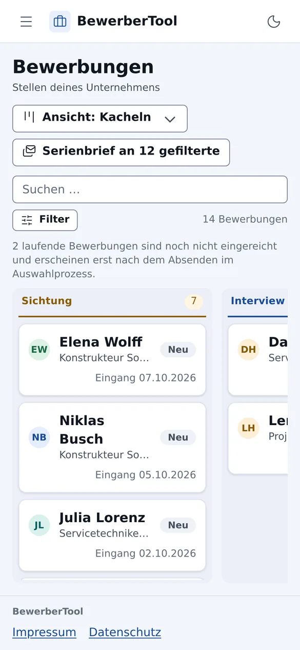 Kachel-Board am Handy im hellen Farbschema, die Spalten lassen sich seitlich wischen.