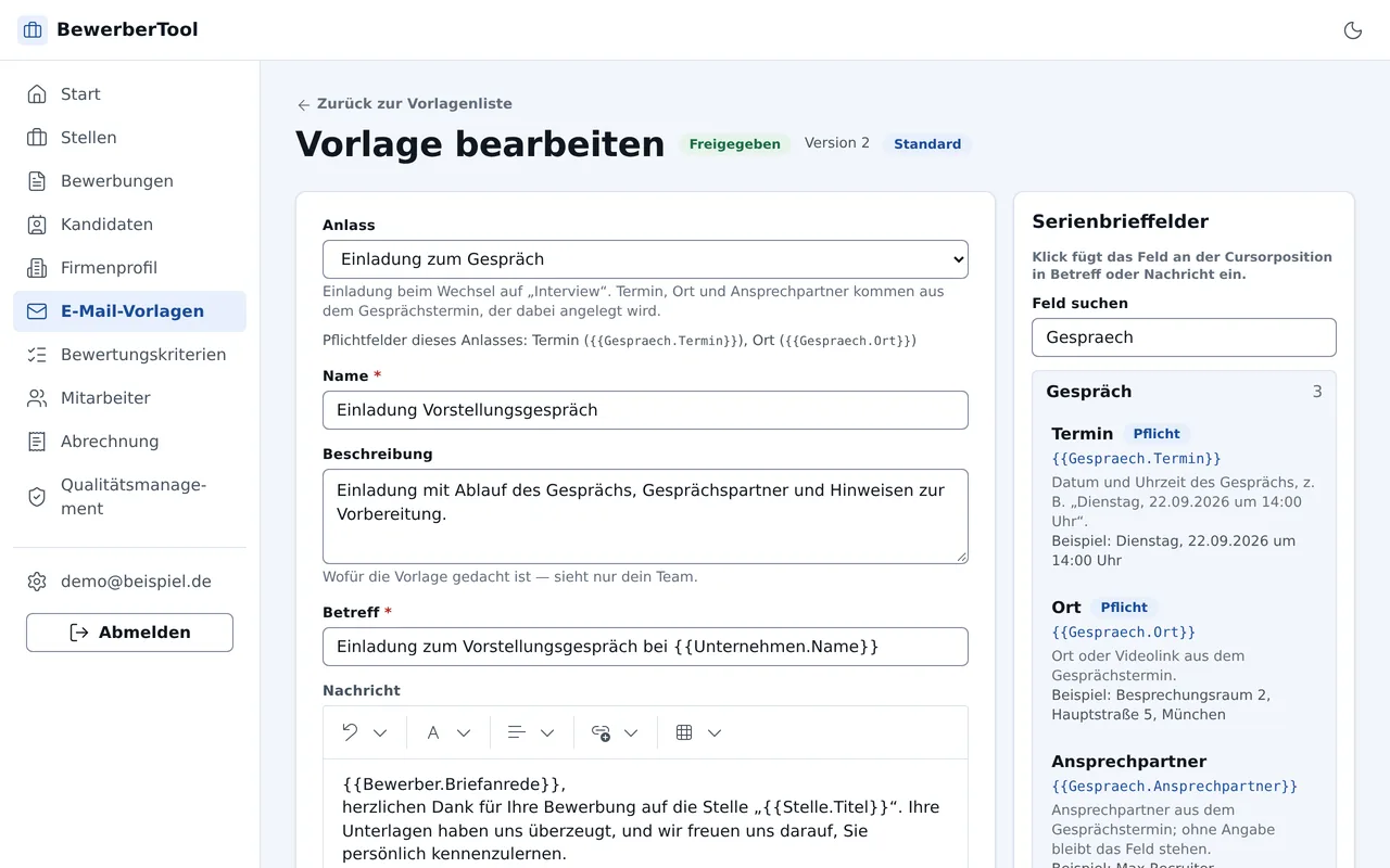 Vorlagen-Editor mit der Einladung zum Vorstellungsgespräch, freigegeben in Version 2; rechts die Serienbrieffelder Termin, Ort und Ansprechpartner zum Einfügen.