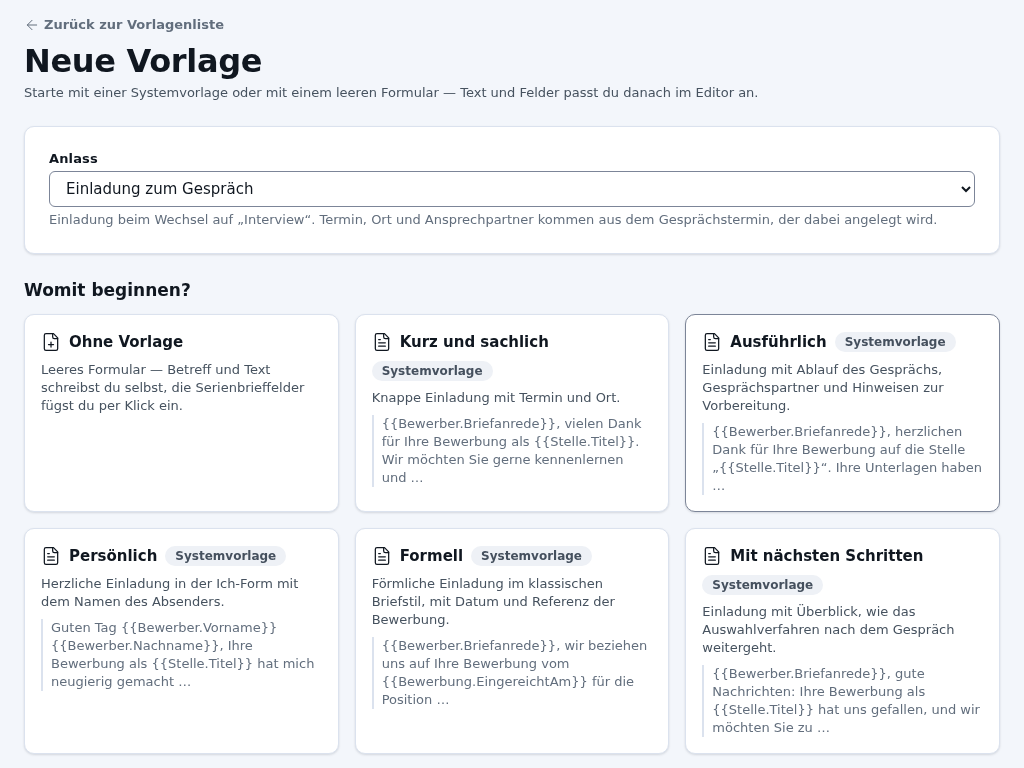 Bildschirmfoto „Neue Vorlage“: oben die Auswahl des Anlasses mit einer kurzen Erklärung, darunter die Kachel „Ohne Vorlage“ und die Systemvorlagen – etwa „Kurz und sachlich“ und „Ausführlich“ – mit Beschreibung und einem Textauszug, in dem Serienbrieffelder wie {{Stelle.Titel}} stehen.